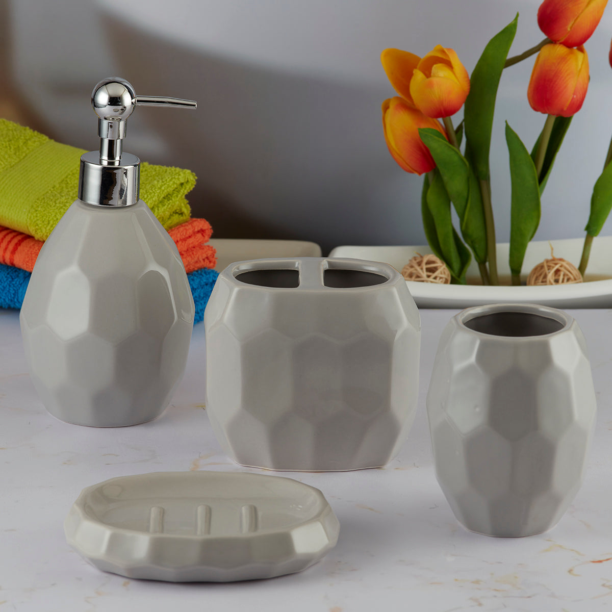 Ceramic Bathroom Accessories Set of 4 Bath Set with Soap Dispenser (5762)
