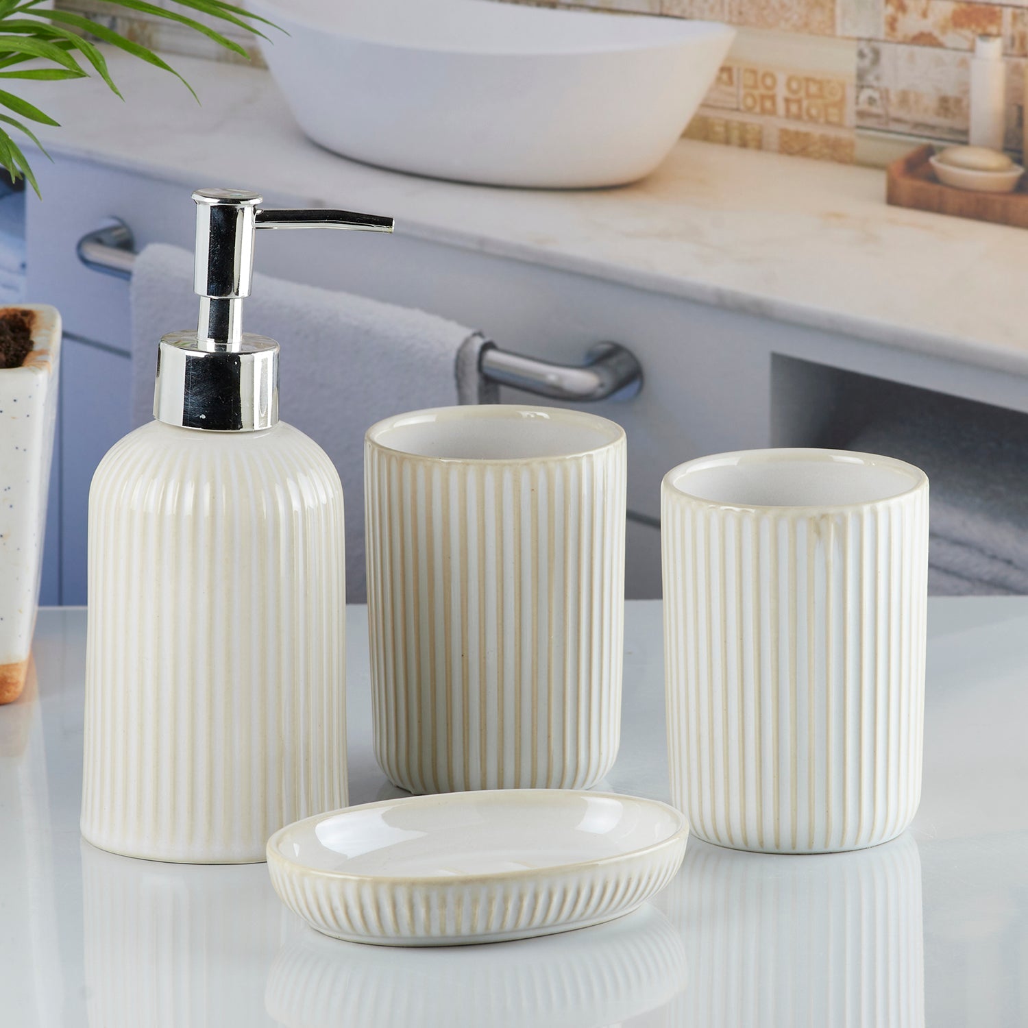 Ceramic Bathroom Accessories Set of 4 Bath Set with Soap Dispenser (8229)