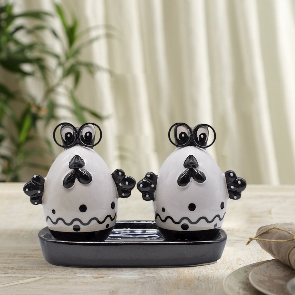 Ceramic Salt and Pepper Set with tray, Egg Design, Black Red (8571)