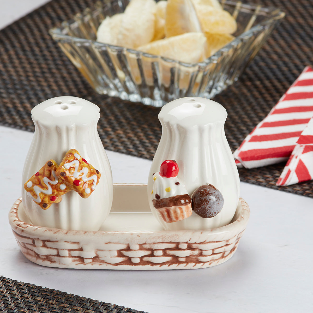 Ceramic Salt and Pepper Set with tray, Cup Cake Design, White (8573)