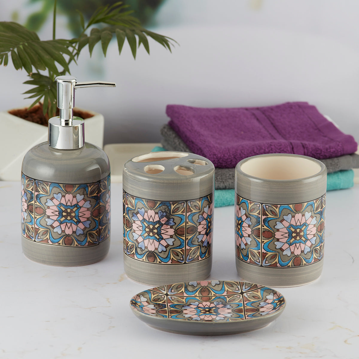Ceramic Bathroom Accessories Set of 4 Bath Set with Soap Dispenser (9732)