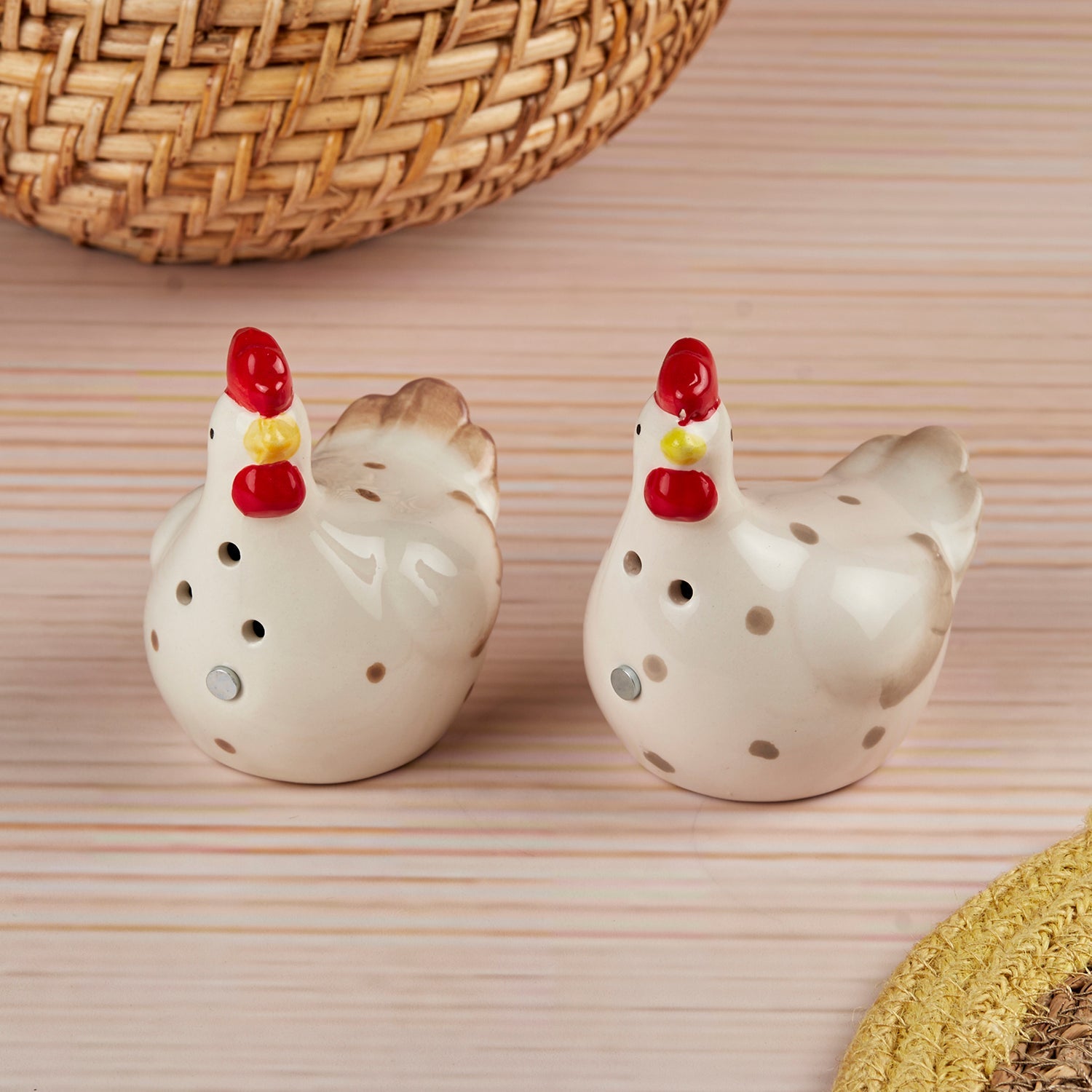 Ceramic Salt and Pepper Set with tray, Hen Design (10282)