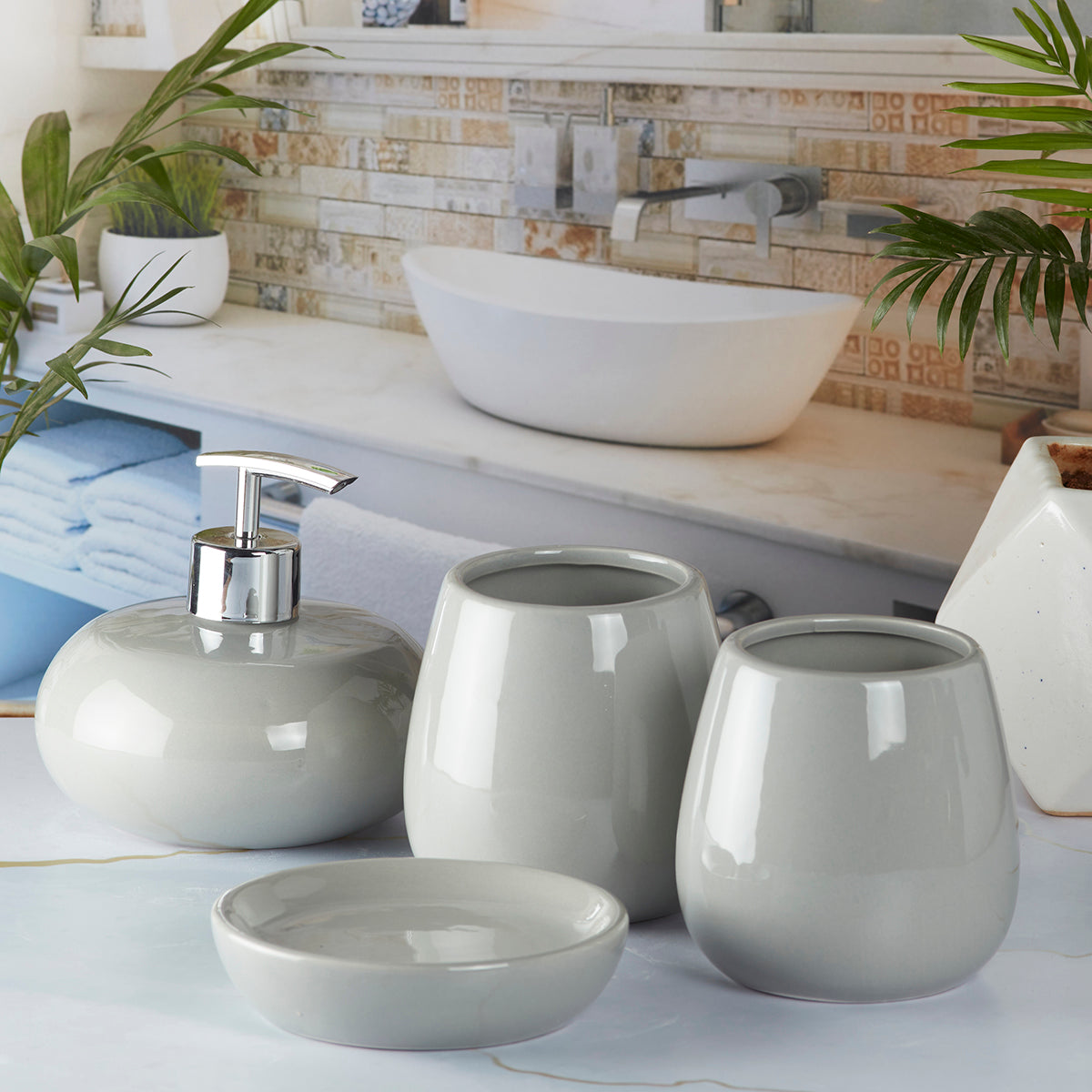 Ceramic Bathroom Accessories Set of 4 Bath Set with Soap Dispenser (5752)