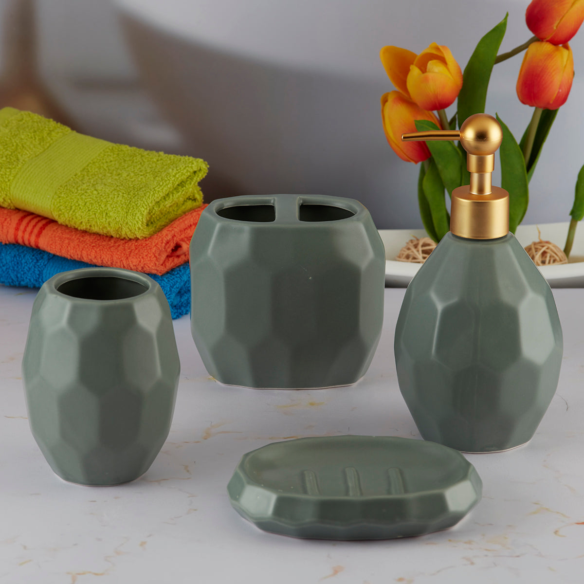 Ceramic Bathroom Accessories Set of 4 Bath Set with Soap Dispenser (5759)