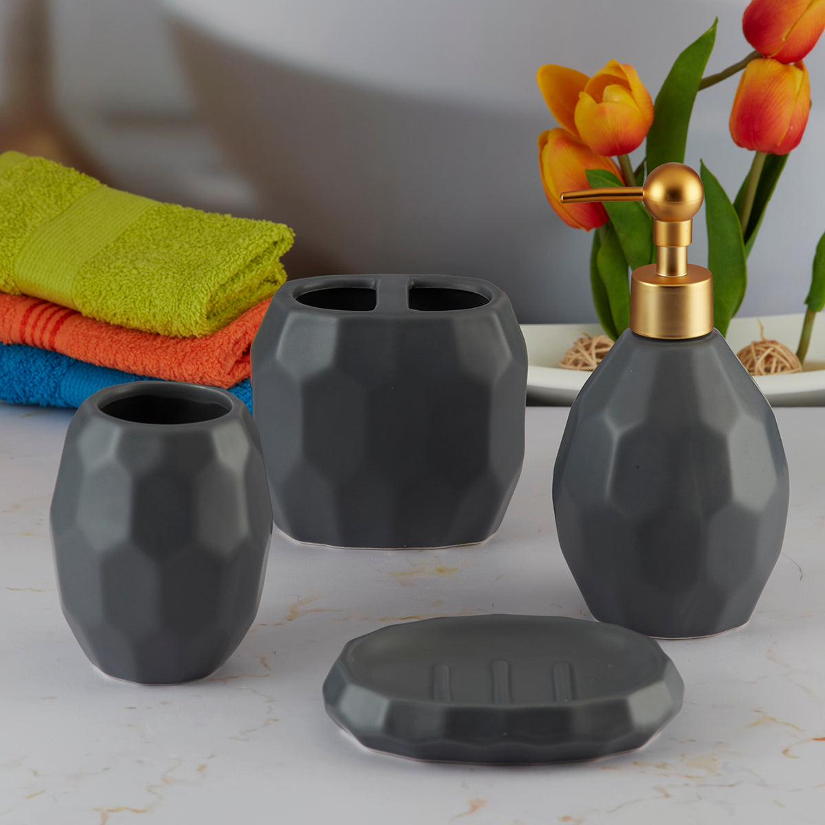 Ceramic Bathroom Accessories Set of 4 Bath Set with Soap Dispenser (5762)