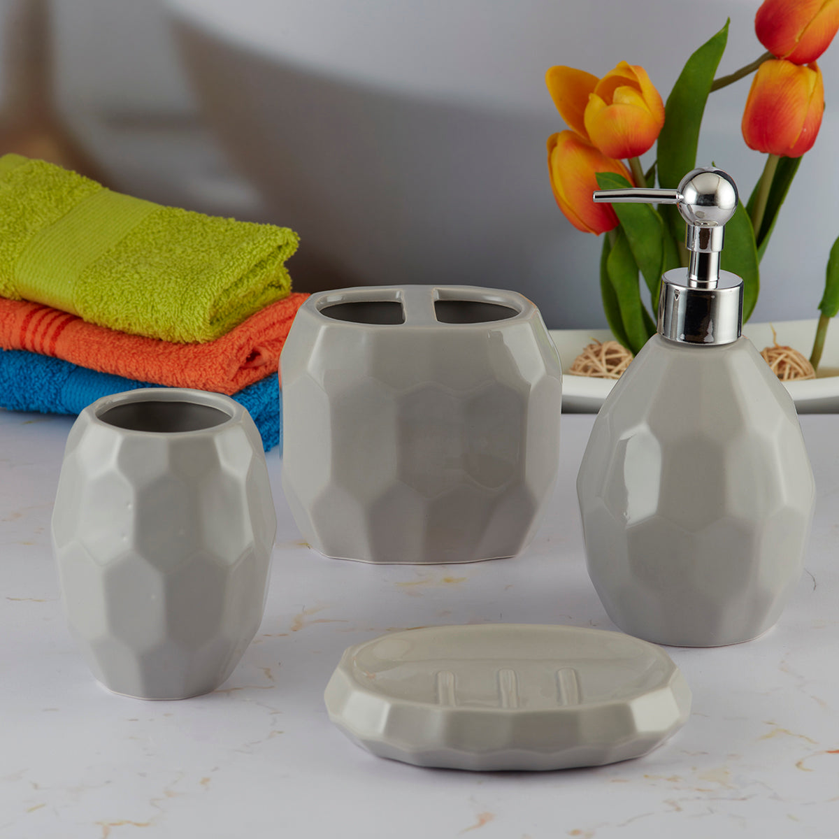 Ceramic Bathroom Accessories Set of 4 Bath Set with Soap Dispenser (8106)