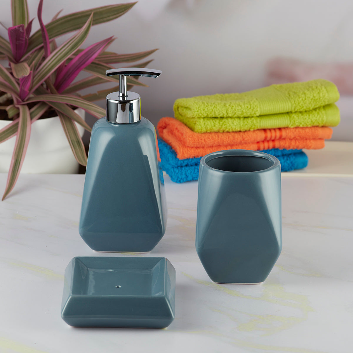 Ceramic Bathroom Accessories Set of 3 Bath Set with Soap Dispenser (8126)